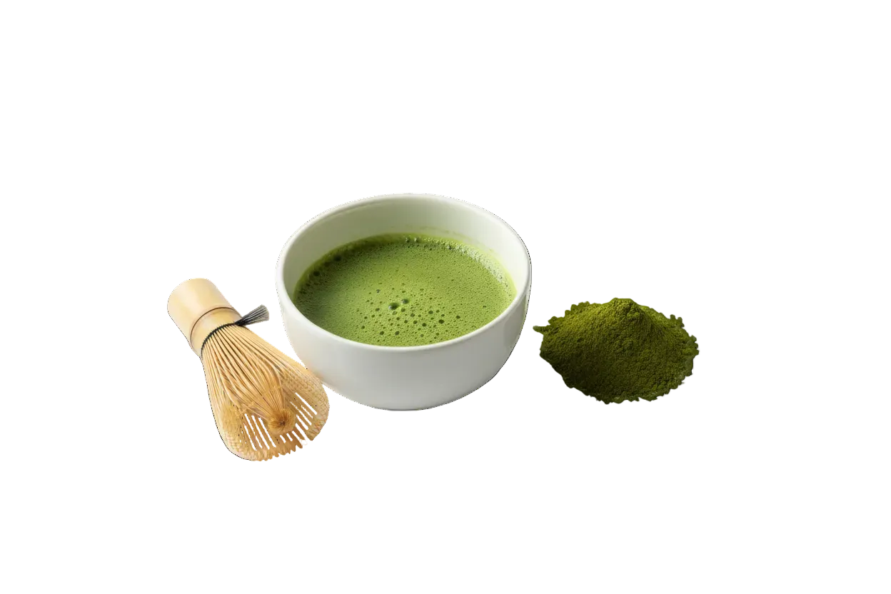 Minimalistische Aufnahme auf reinem weißen Hintergrund: eine Matcha‑Schale mit cremigem, leuchtend grünem Matcha‑Schaum, daneben ein kleiner Haufen fein gesiebtes Matcha‑Pulver. Ein Bambusbesen liegt locker daneben, leicht angelehnt. Weiches, natürliches Licht, sanfte Schatten, ruhige Komposition. Das Bild soll Reinheit, Natürlichkeit und ein wohltuendes Ritual vermitteln.“